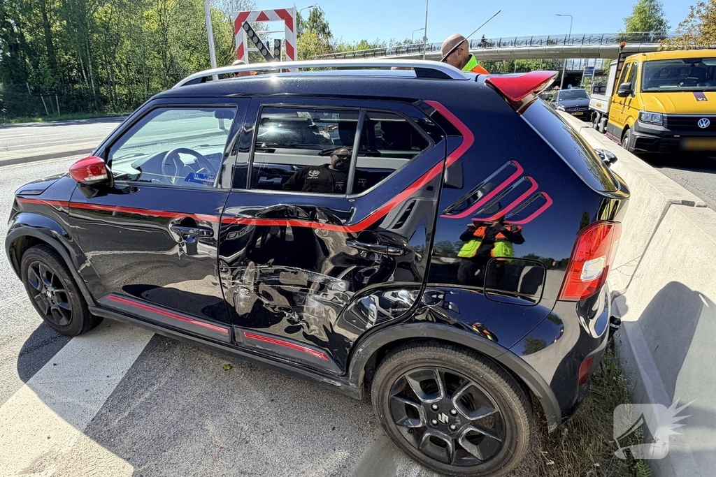 Vrachtwagen botst op auto en veroorzaakt gewonde