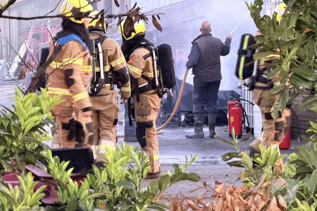 Brand in afvalcontainer bij loonbedrijf geblust