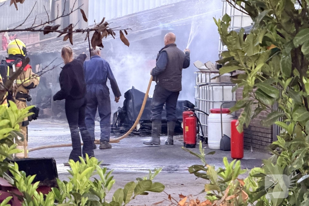 Brand in afvalcontainer bij loonbedrijf geblust