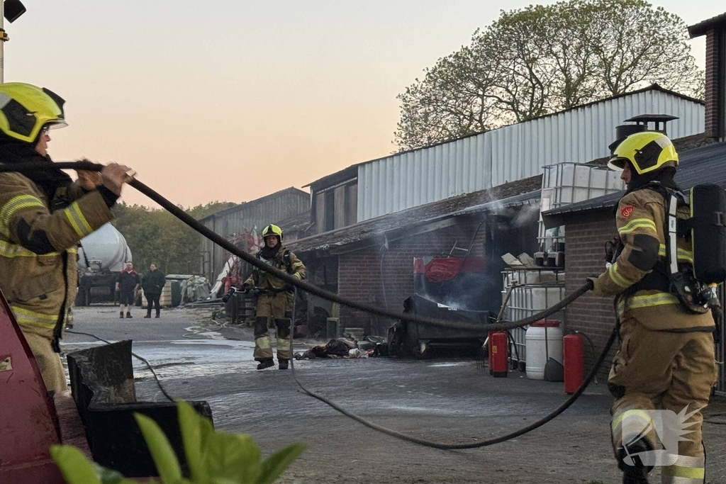 Brand in afvalcontainer bij loonbedrijf geblust