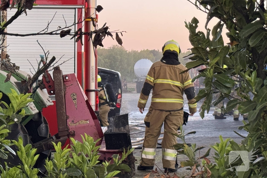 Brand in afvalcontainer bij loonbedrijf geblust