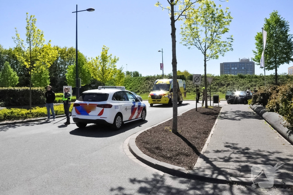 Eén gewonde naar ziekenhuis na botsing tussen twee voertuigen