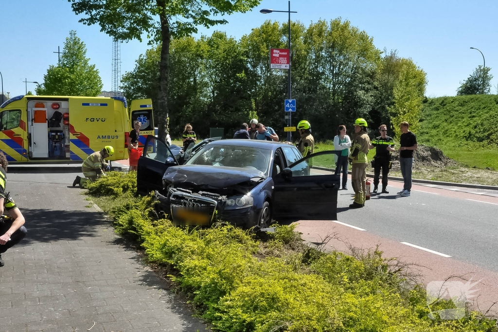 Eén gewonde naar ziekenhuis na botsing tussen twee voertuigen