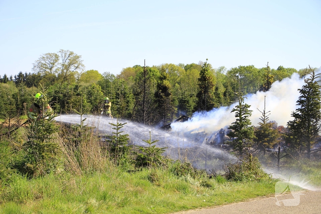 Houtafval in brand door onbekende oorzaak