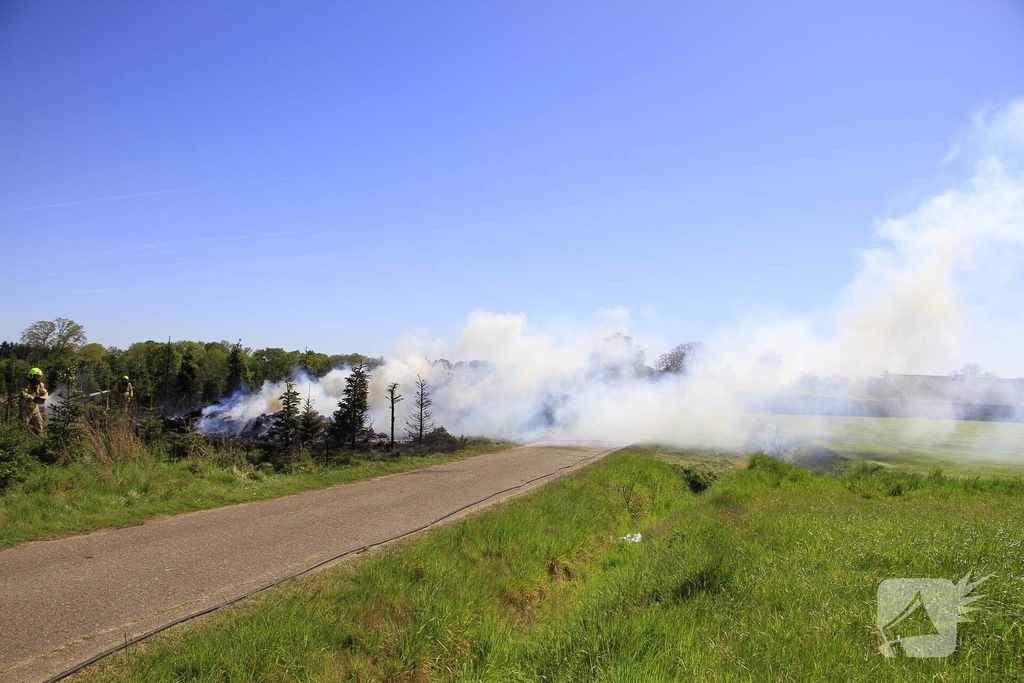 Houtafval in brand door onbekende oorzaak