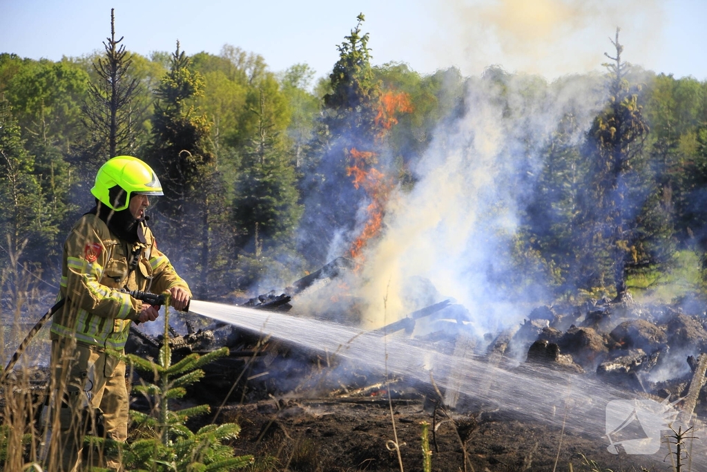 Houtafval in brand door onbekende oorzaak