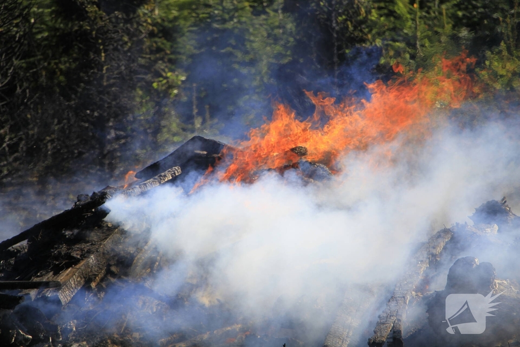 Houtafval in brand door onbekende oorzaak