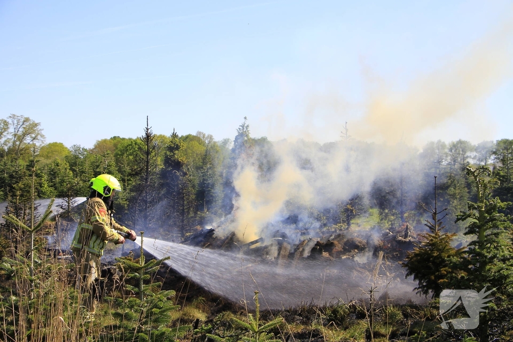 Houtafval in brand door onbekende oorzaak