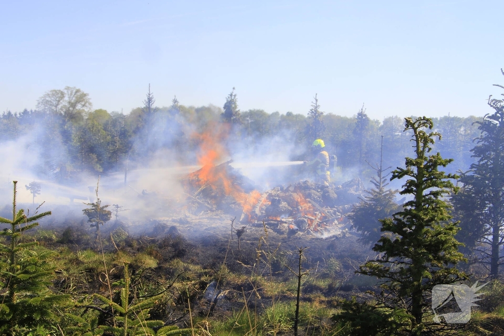Houtafval in brand door onbekende oorzaak