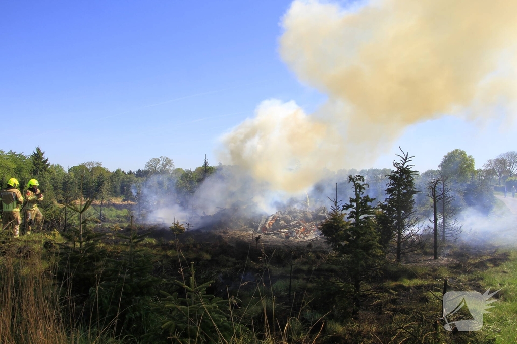 Houtafval in brand door onbekende oorzaak