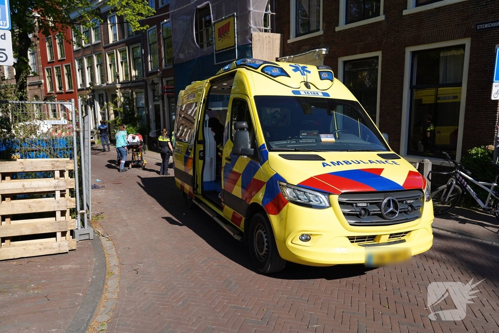 Traumateam ingezet nadat fietser tegen bouwhek botst