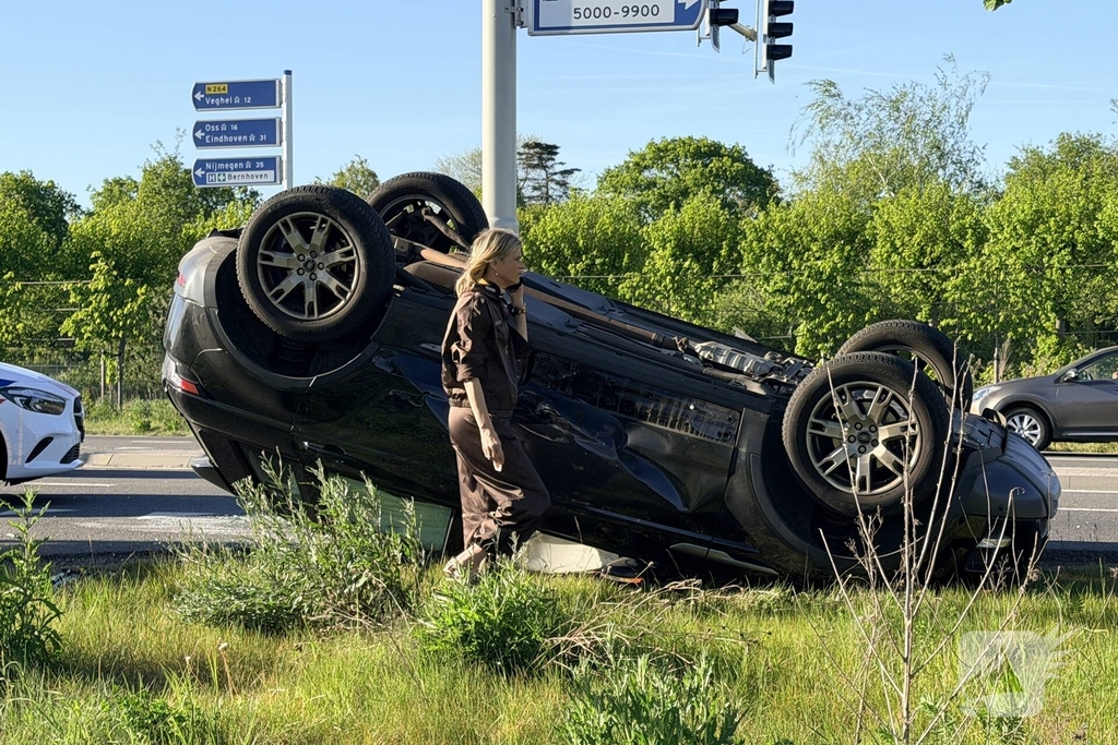 Auto belandt op dak na aanrijding