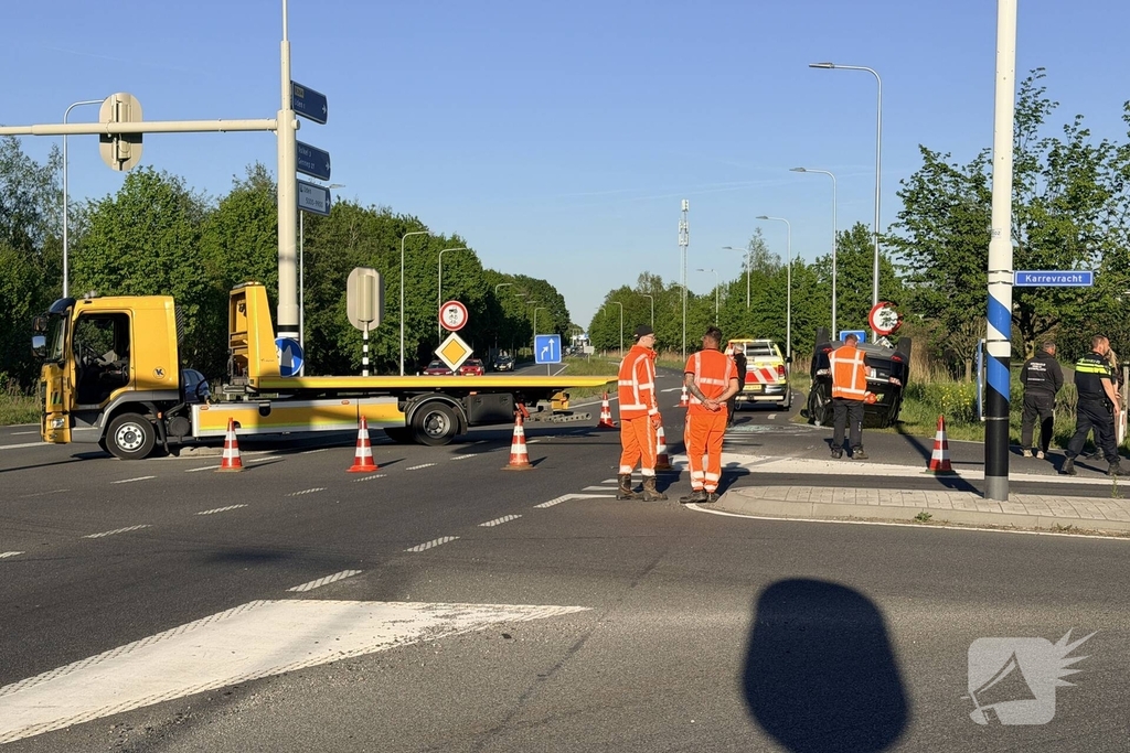 Auto belandt op dak na aanrijding