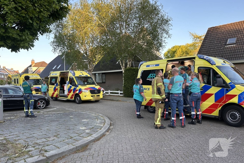 Auto belandt op de kop in het water, omstanders verrichten redding
