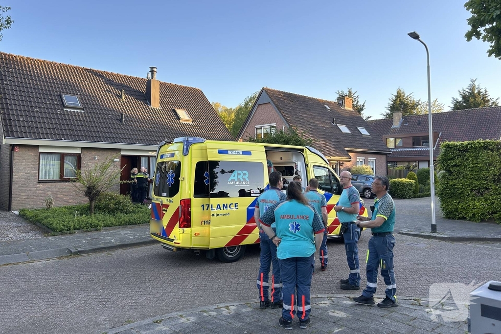Auto belandt op de kop in het water, omstanders verrichten redding