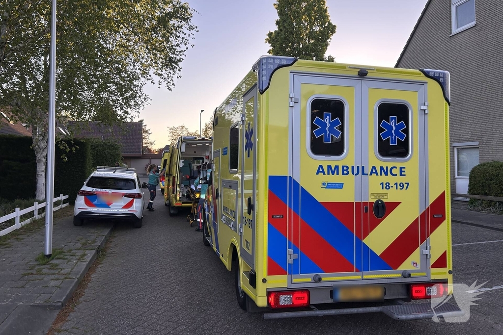 Auto belandt op de kop in het water, omstanders verrichten redding
