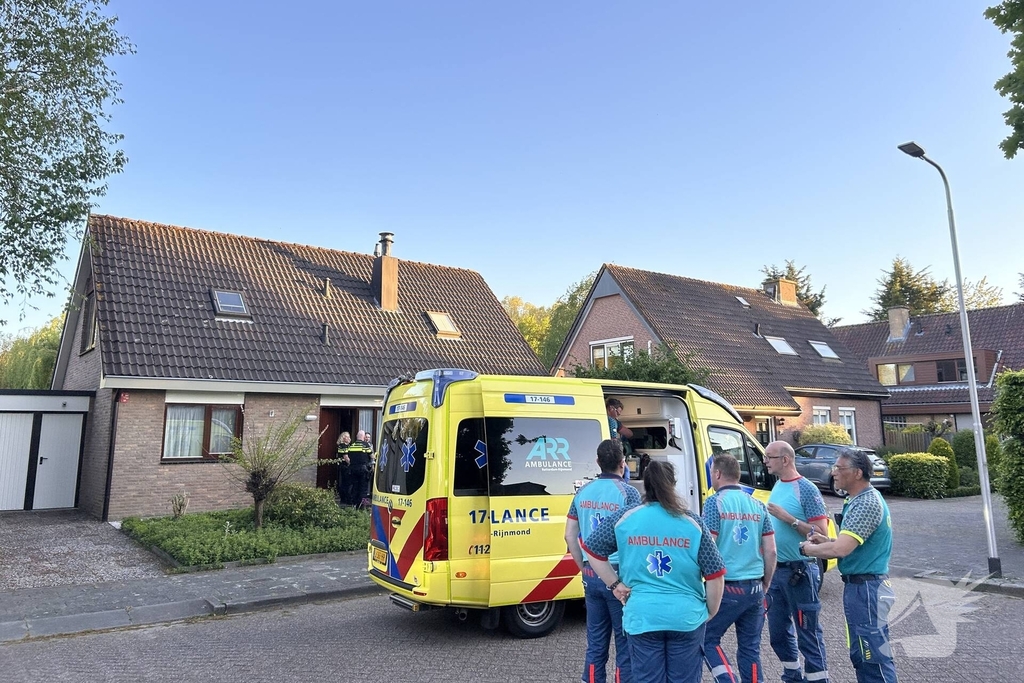 Auto belandt op de kop in het water, omstanders verrichten redding