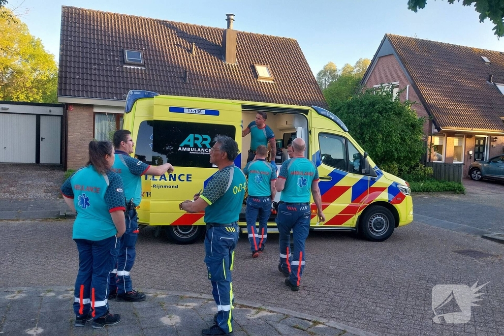 Auto belandt op de kop in het water, omstanders verrichten redding