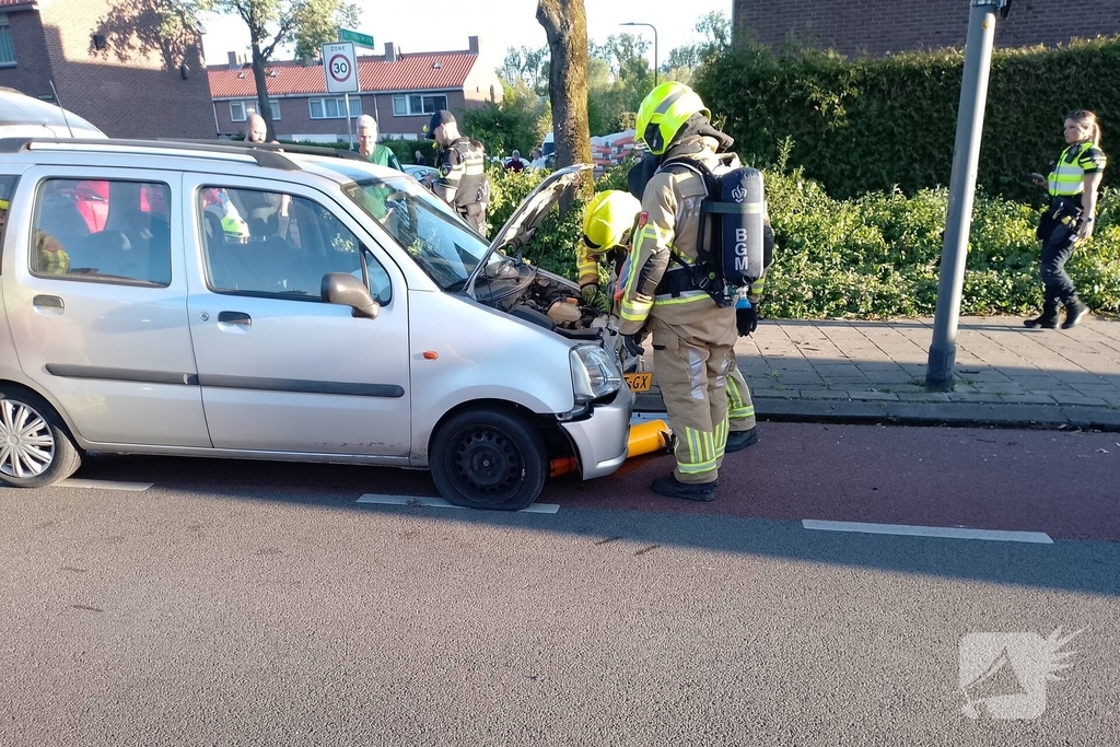 Automobilist ramt verkeerspaal uit grond door laagstaande zon
