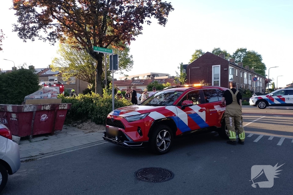 Automobilist ramt verkeerspaal uit grond door laagstaande zon
