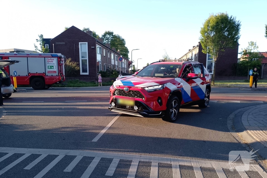 Automobilist ramt verkeerspaal uit grond door laagstaande zon