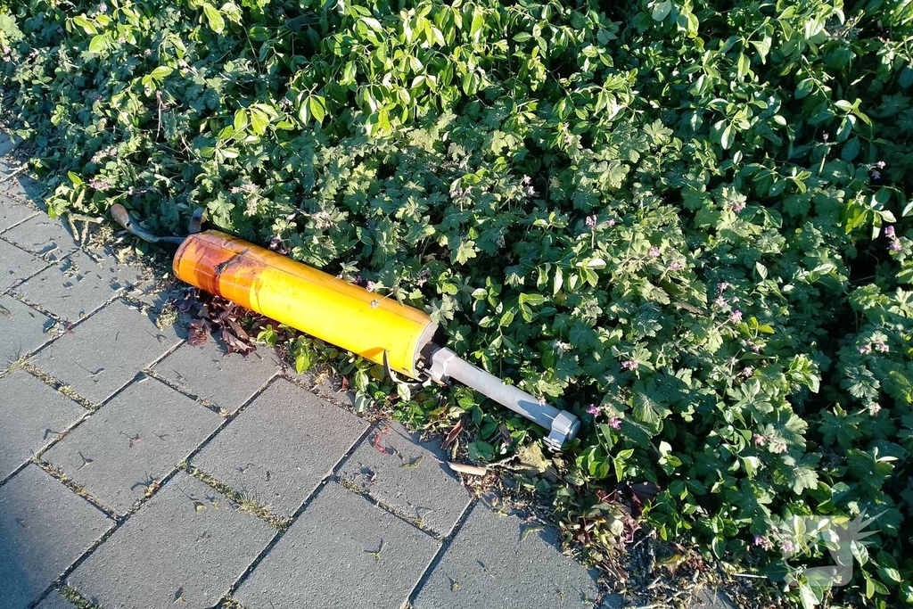 Automobilist ramt verkeerspaal uit grond door laagstaande zon