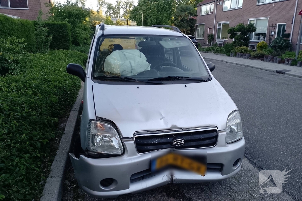 Automobilist ramt verkeerspaal uit grond door laagstaande zon