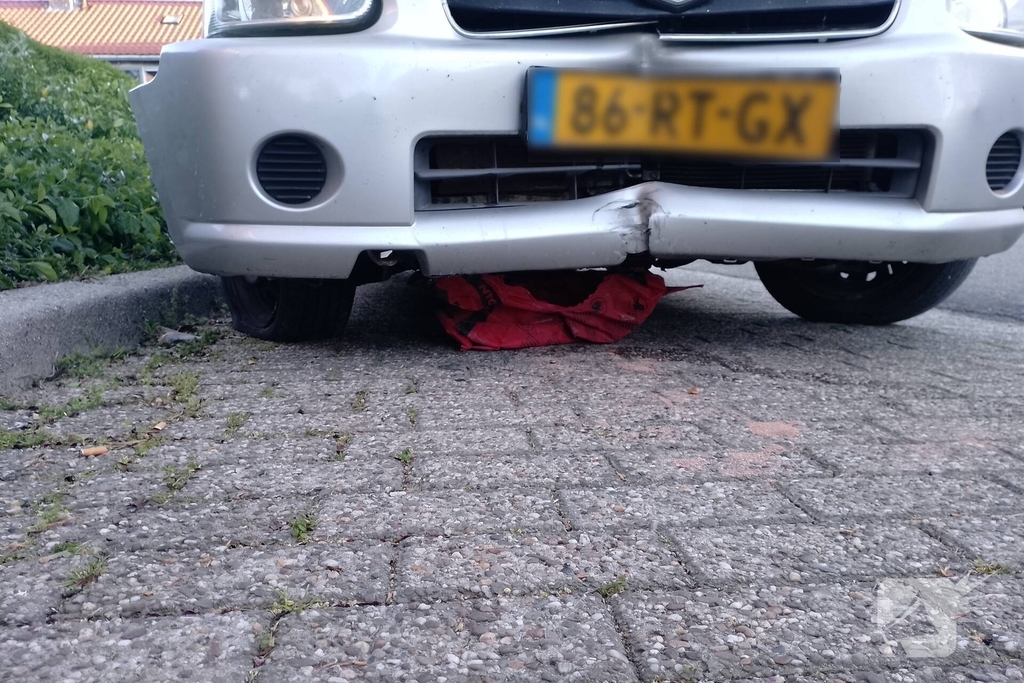 Automobilist ramt verkeerspaal uit grond door laagstaande zon