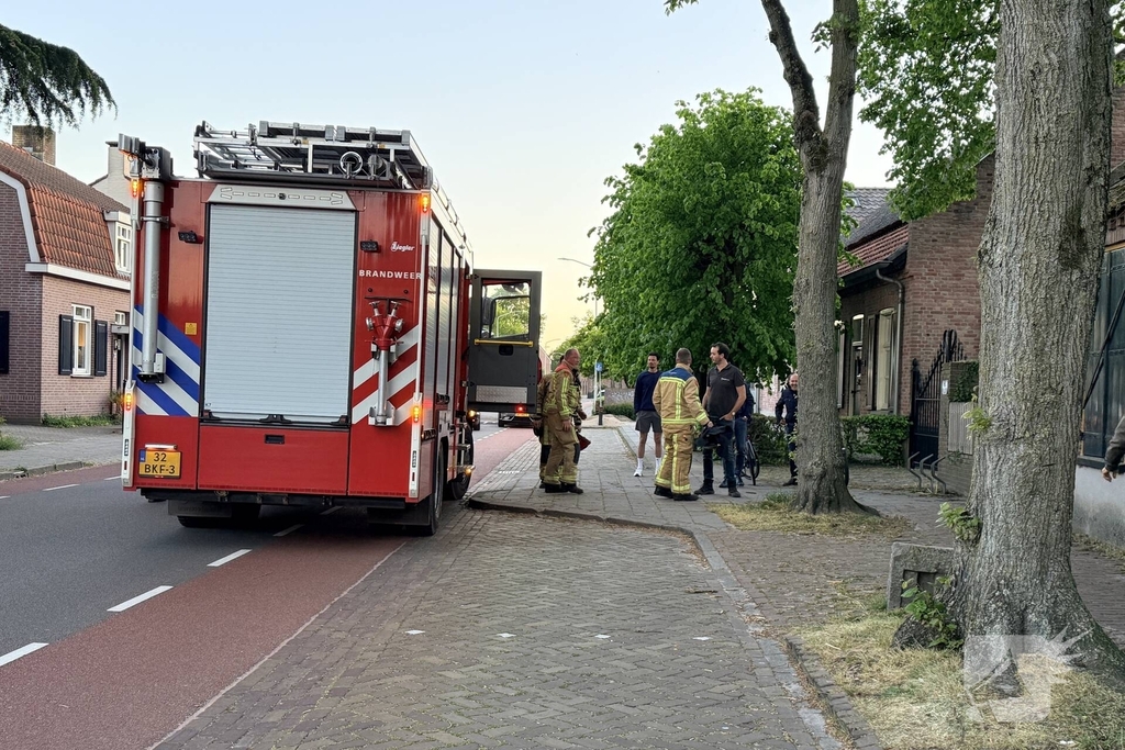 Brandweer blust brand in tuin
