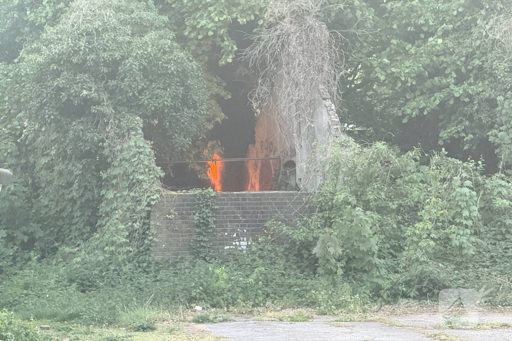 Brandweer blust brand in tuin