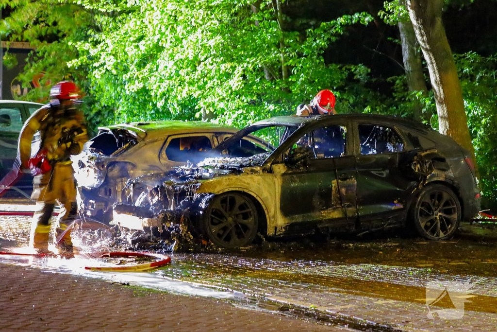 Twee geparkeerde auto's verwoest door brand