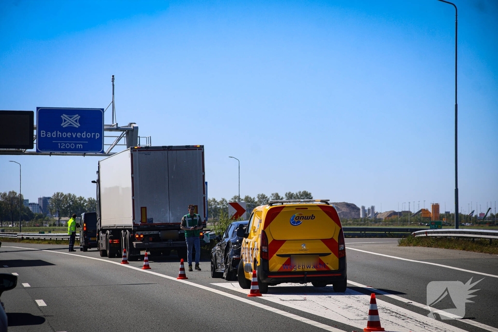 Botsing tussen vrachtwagen en auto