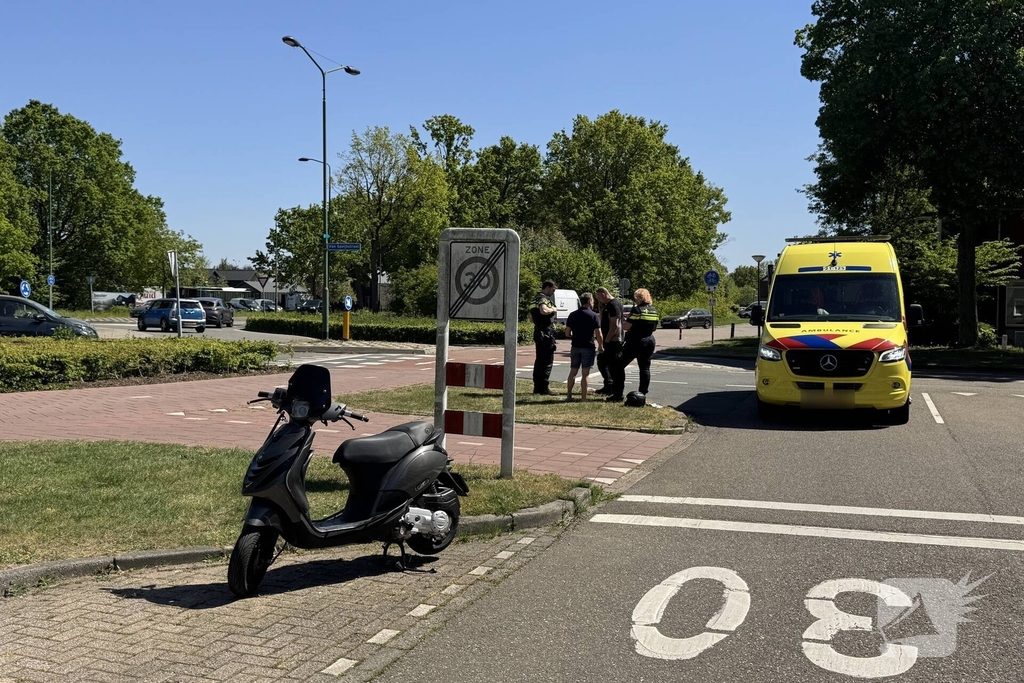 Scooter en bestelbus botsen op rotonde