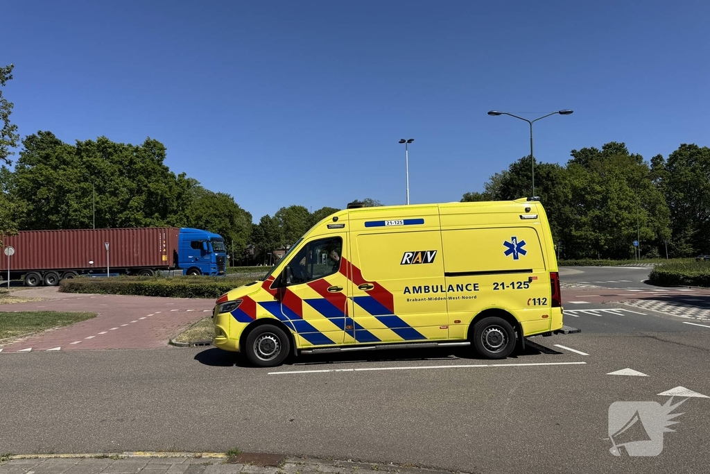 Scooter en bestelbus botsen op rotonde