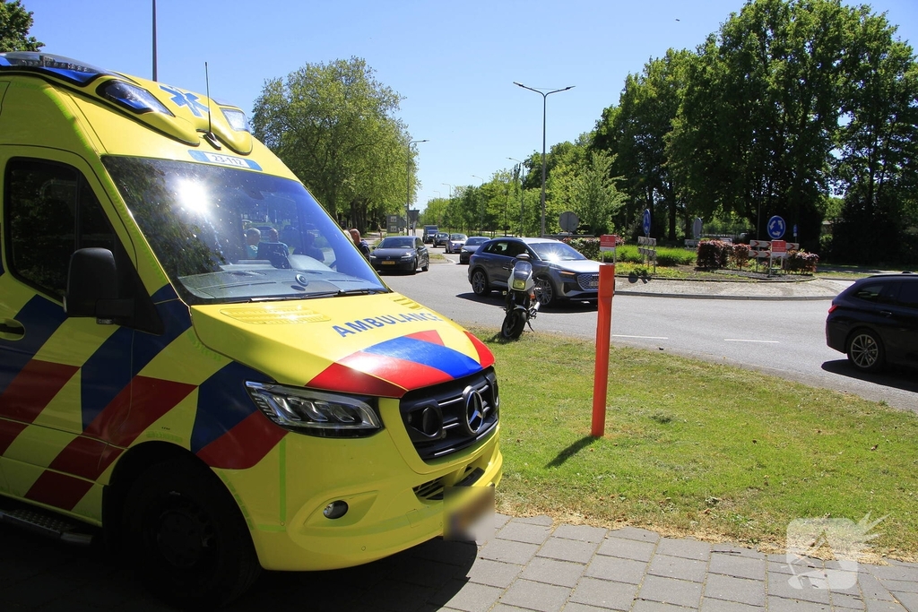 Motorrijder raakt gewond bij ongeval op rotonde