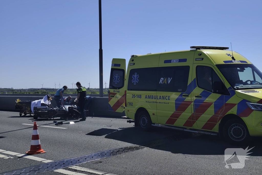 Motorrijder gewond bij botsing op snelweg