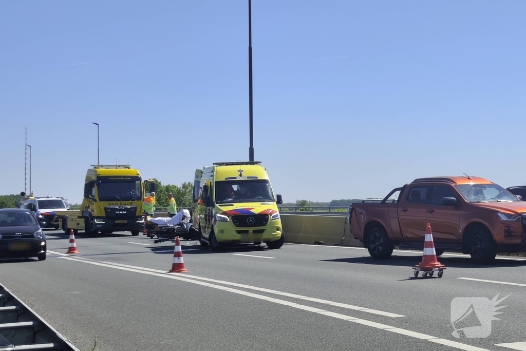 Motorrijder gewond bij botsing op snelweg