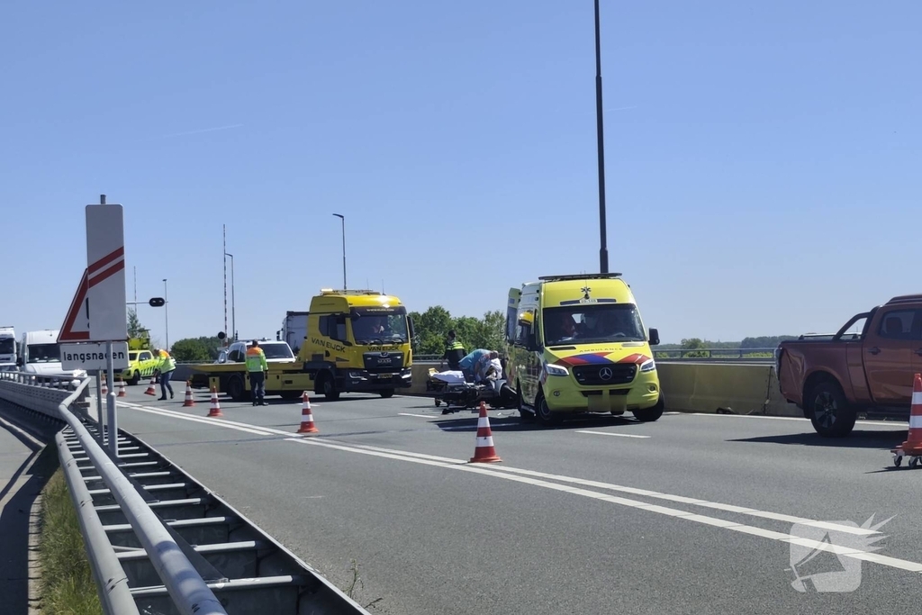 Motorrijder gewond bij botsing op snelweg