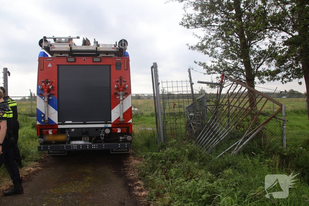 Bestuurder spoorloos na aantreffen te water geraakte voertuig