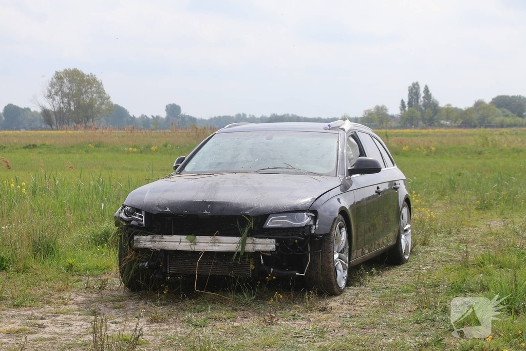 Bestuurder spoorloos na aantreffen te water geraakte voertuig