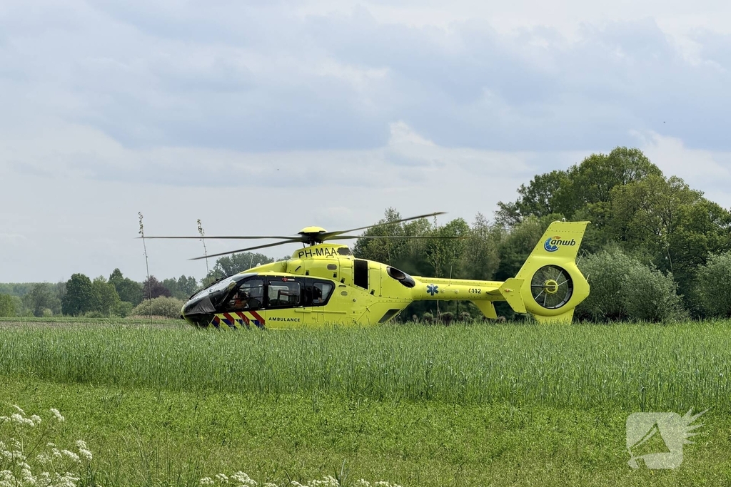 Man zwaar gewond bij aanrijding met boom