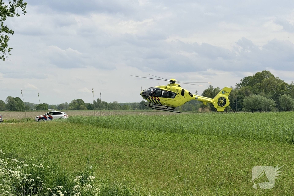 Man zwaar gewond bij aanrijding met boom