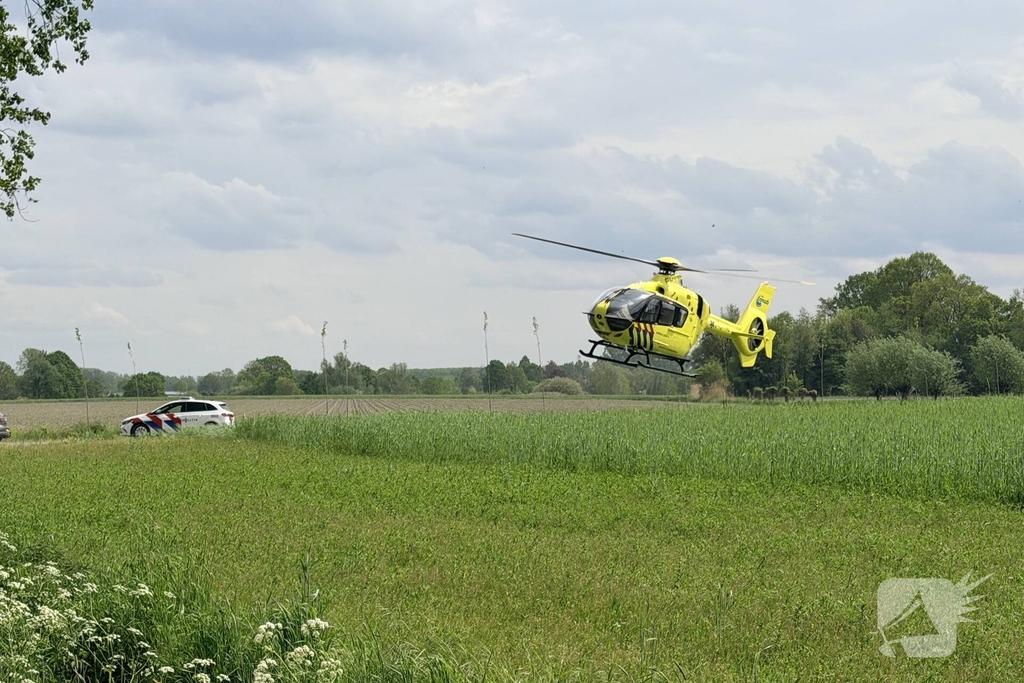 Man zwaar gewond bij aanrijding met boom
