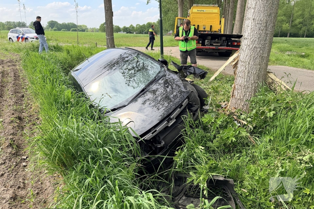 Man zwaar gewond bij aanrijding met boom