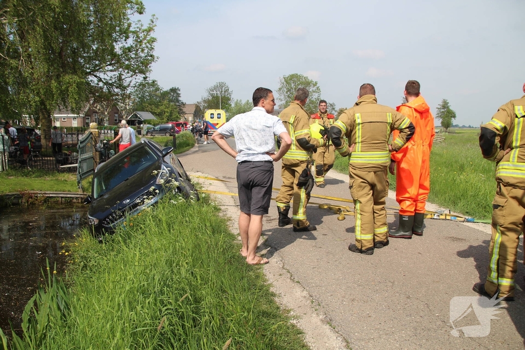 Auto raakt in sloot na schrikmoment