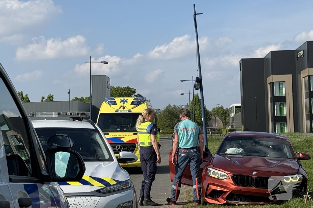 Auto mist wiel na crash tegen paal
