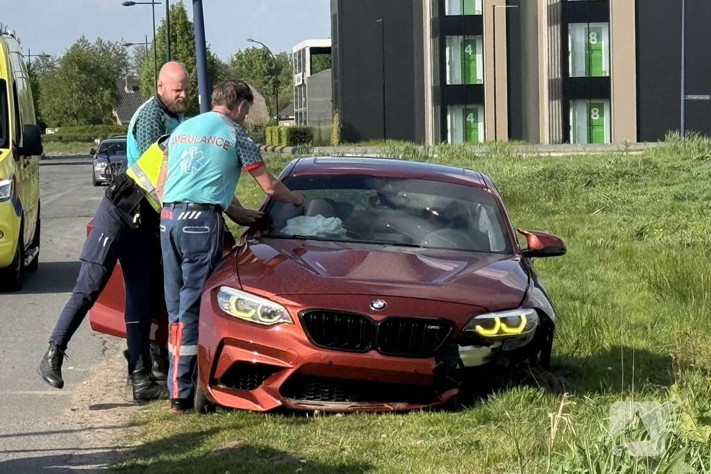 Auto mist wiel na crash tegen paal