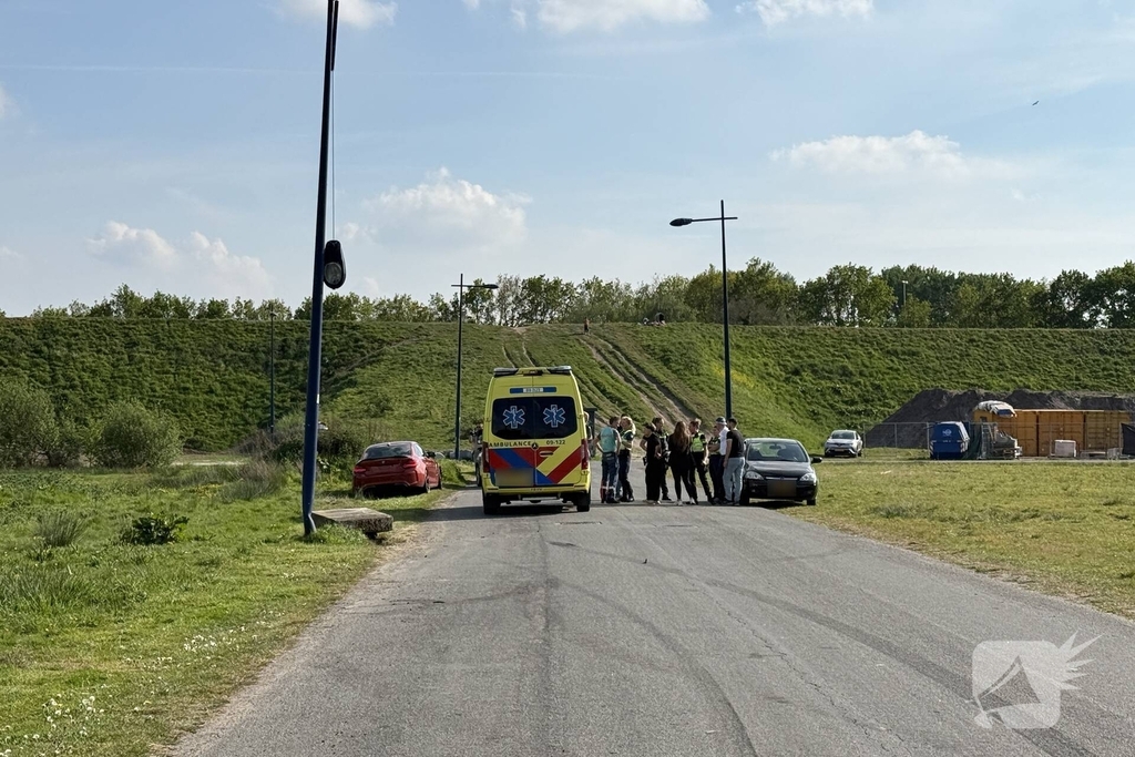 Auto mist wiel na crash tegen paal
