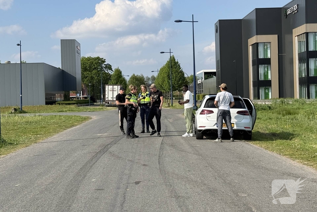 Auto mist wiel na crash tegen paal