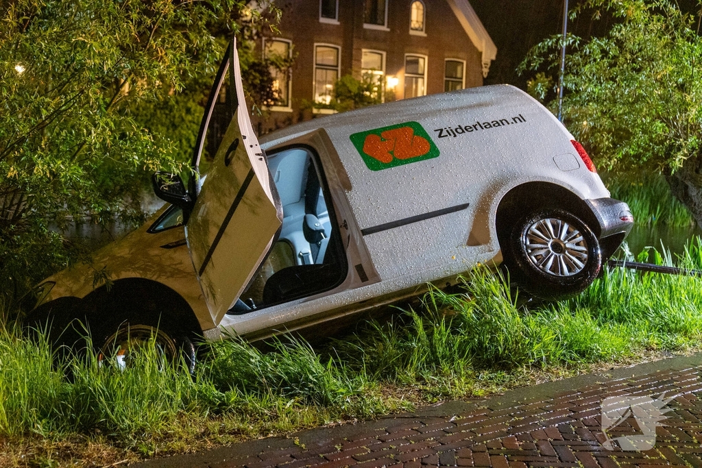 Auto bijna te water in Stolwijk